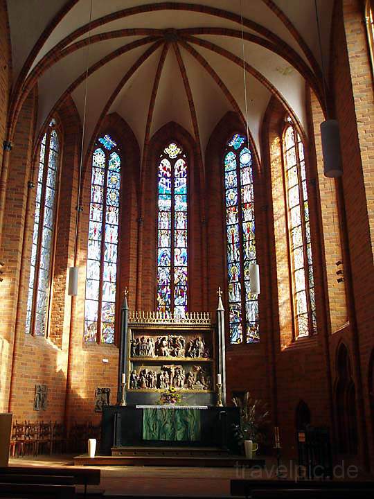 eu_de_mecklenburgische_seenplatte_020.jpg - Der Altar der Kirche Trinitatis in Neuruppin, Brandenburg