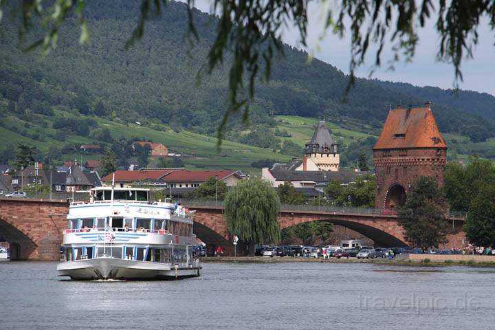 eu_de_miltenberg_004.jpg - Ein Mainschiff und die Mainbrcke zu Miltenberg im Hintergrund