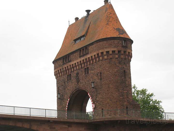 eu_de_miltenberg_005.jpg - Der im 19. Jh. erbaute Brckenturm der Mainbrcke in Miltenberg