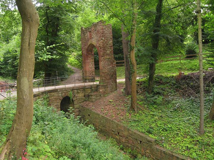 eu_de_miltenberg_010.jpg - Der Feldweg und Zugang zur im 13. Jh. erbauten Mildenburg