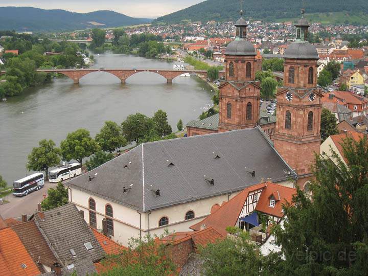 eu_de_miltenberg_011.jpg - Blick von der Mildenburg auf die Stadtpfarrkirche St. Jakobus und Miltenberg