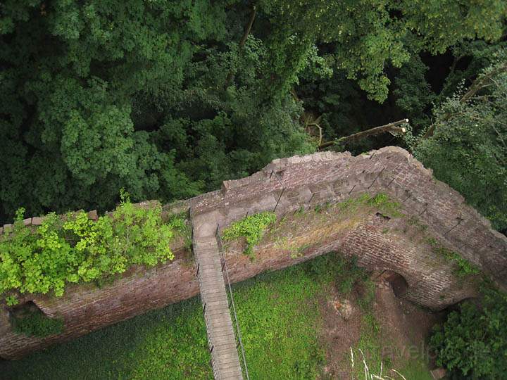 eu_de_miltenberg_015.jpg - Blick senkrecht runter auf den Zugang zum Bergfried der Mildenburg