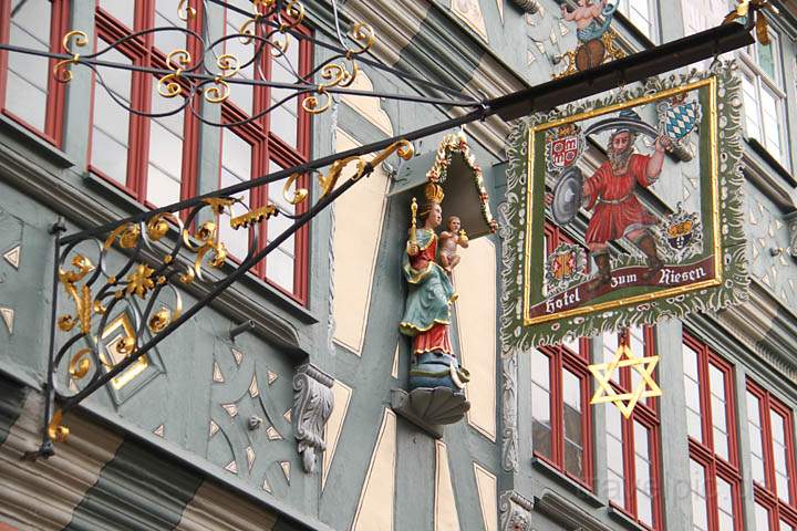 eu_de_miltenberg_021.jpg - Das Schild der Hotel zum Riesen in Miltenberg