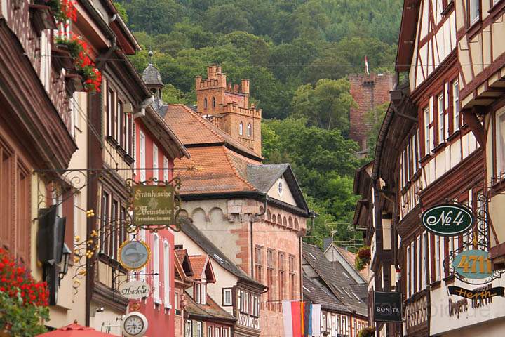 eu_de_miltenberg_022.jpg - Blick aus der Fugngerzone Hauptstrae auf die Mildenburg