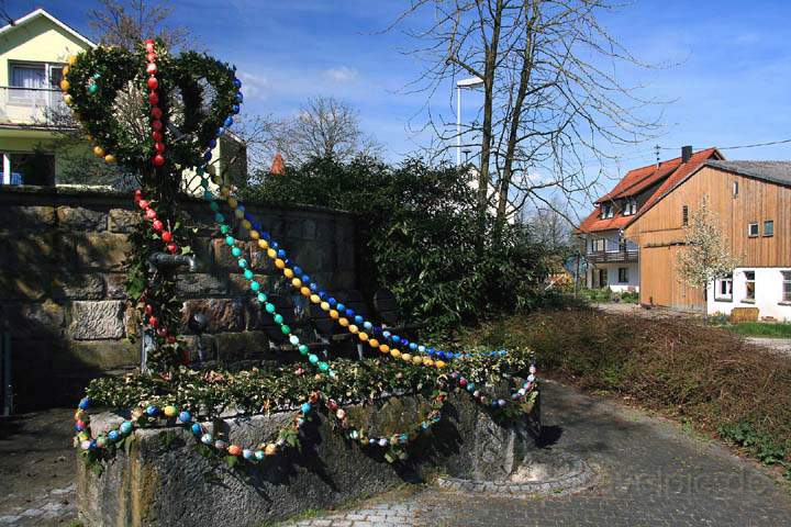 eu_de_oberohrn_002.jpg - Dert Osterbrunnen in der Dorfmitte