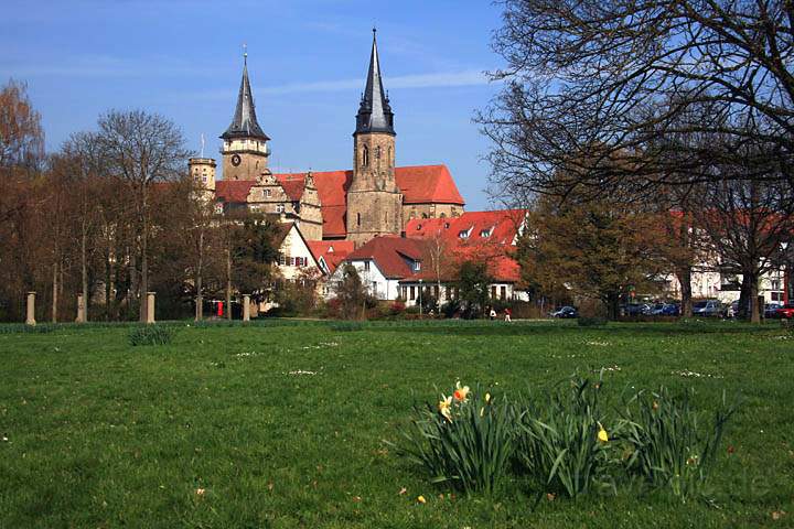 eu_de_oehringen_001.jpg - Der Hofgarten mit der Stiftskirche zu hringen