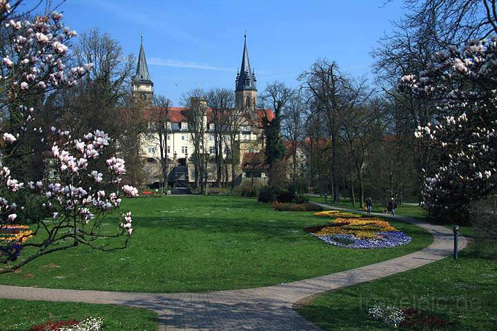 eu_de_oehringen_002.jpg - Im Hofgarten mit Schlo im Hintergrund