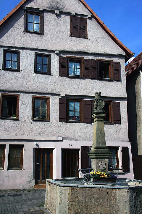 eu_de_oehringen_004.jpg - Brunnen der der Altstadt von hringen