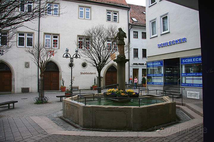 eu_de_oehringen_013.jpg - Brunnen in der Rathausstrae in hringen