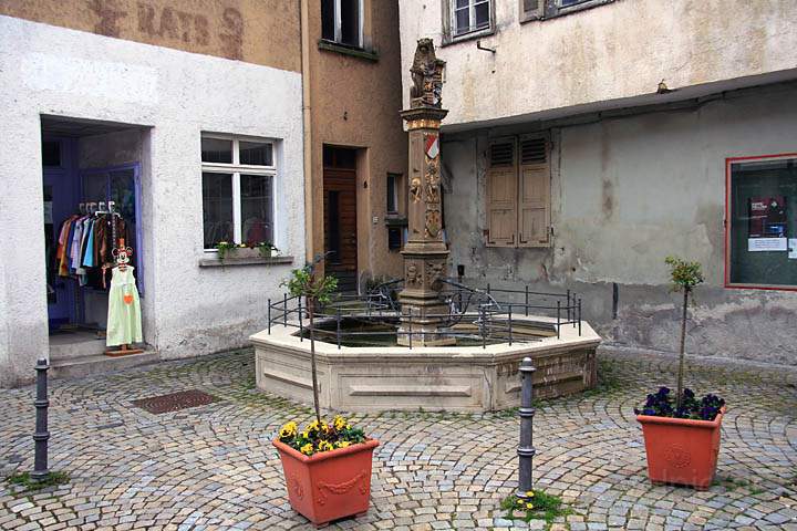 eu_de_oehringen_014.jpg - Brunnen in der Ledergasse