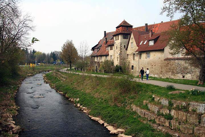 eu_de_oehringen_018.jpg - Die hringer Stadtmauer an der Ohrn