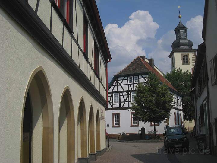 eu_de_rockenhausen_001.jpg - Eine Gasse in Rockenhausen in der Pfalz