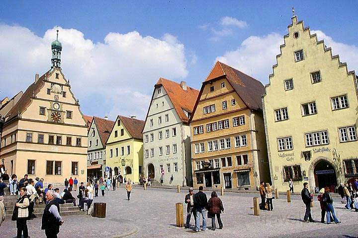 eu_de_rothenburg_009.jpg - Der Marktplatz mit der Ratsherrntrinkstube in Rothenburg