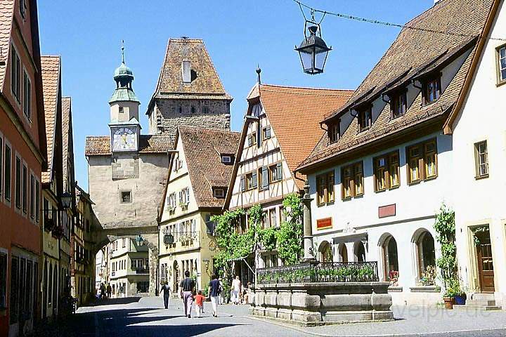 eu_de_rothenburg_013.jpg - Die Rdergasse mit Markusturm in der Altstadt von Rothenburg