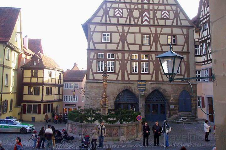 eu_de_rothenburg_018.jpg - Der St. Georgbrunnen in der Altstadt von Rothenburg