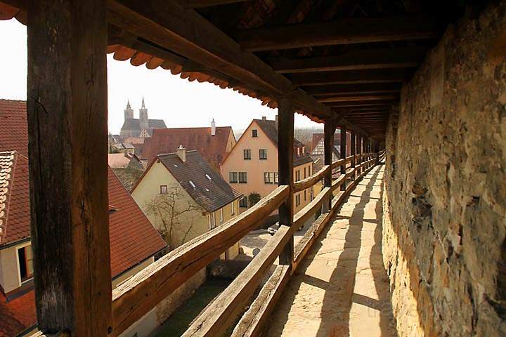 eu_de_rothenburg_036.jpg - Altstadtblick auf dem Wehrgang zu Rothenburg