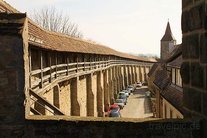 eu_de_rothenburg_037.jpg - Blick vom Wehrgang der Stadtmauer in Rothenburg