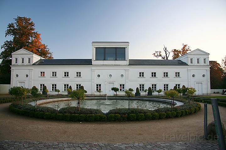 eu_de_ruegen_002.jpg - In der Orangerie im Schlopark von Putbus wird heute zeitgenssische Kunst gezeigt