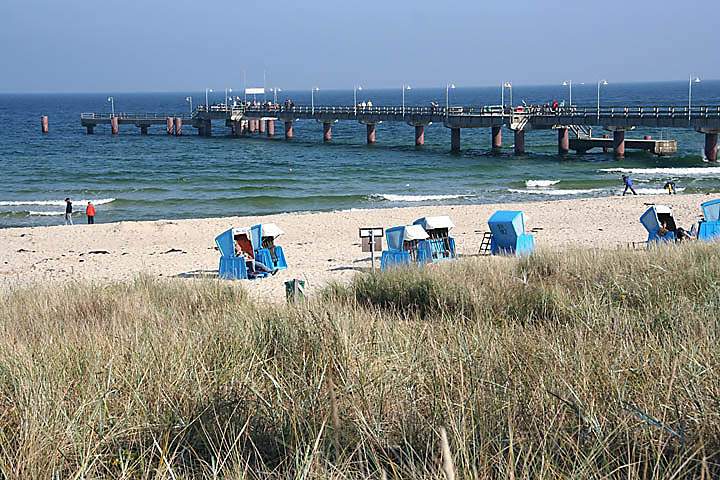 eu_de_ruegen_006.jpg - Seebrcke und Strand im Seebad Ghren auf der Halbinsel Mnchgut