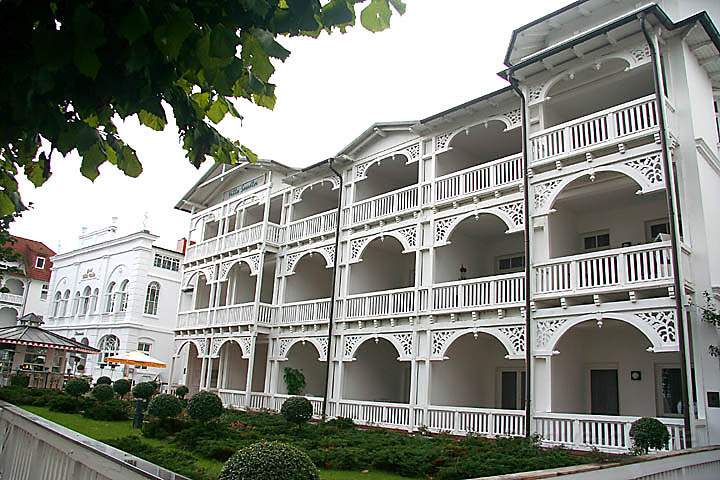 eu_de_ruegen_011.jpg - Weie Villen im Seebad Binz an der Ostkste der Insel Rgen