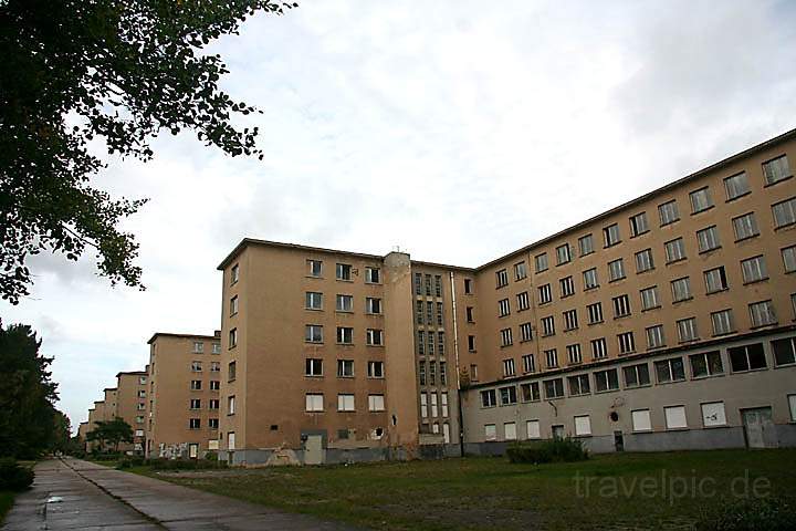 eu_de_ruegen_014.jpg - Die ehemalige KdF-Anlage bei Prora zeigt sich mit acht sechsstockigen Betonblocks