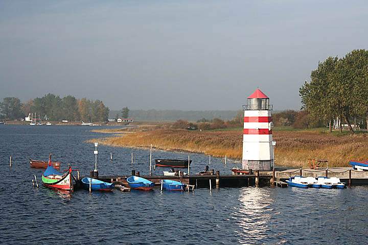 eu_de_ruegen_027.jpg - Idylle mit kleinem Leuchtturm am Hafen in Waase auf der Rgeninsel Ummanz