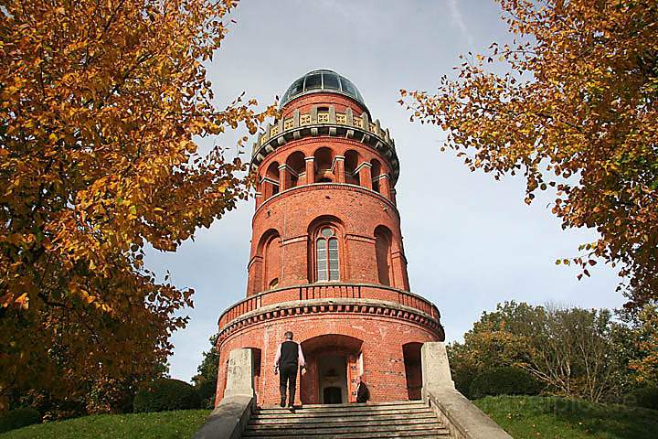 eu_de_ruegen_029.jpg - Der 27 m hohe vierstckige runde Ernst-Moritz-Arndt-Turm in Bergen