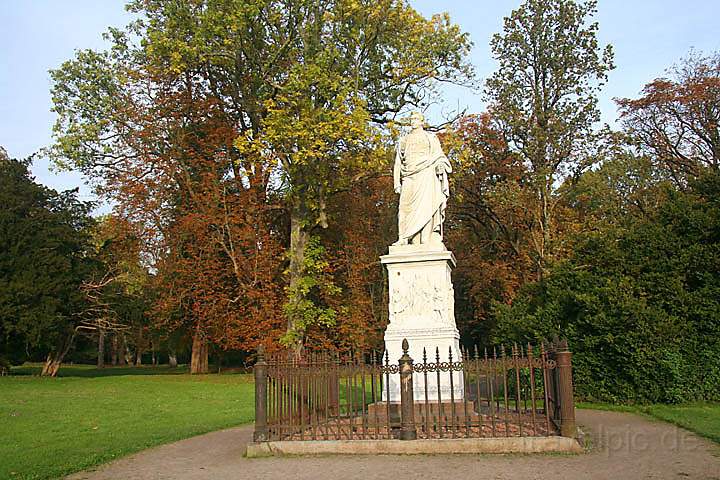 eu_de_ruegen_030.jpg - Das Wilhelm-Malte-Denkmal im 7,5 Quadratkiometer groen Schlopark von Putbus