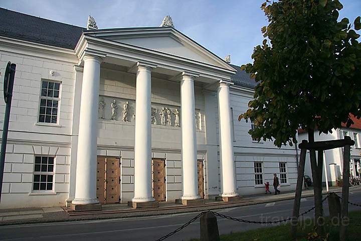 eu_de_ruegen_031.jpg - Das Theater in Putbus lie Frst Malte zur Unterhaltung seiner Badegste erbauen