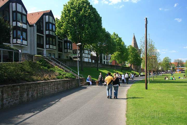 eu_de_seligenstadt_003.jpg - Spaziergnger an der Uferpromenade am Main