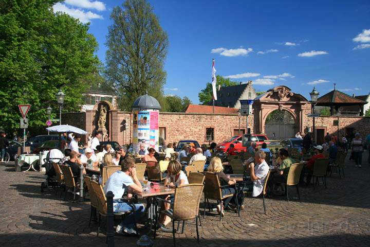 eu_de_seligenstadt_018.jpg - Cafe vor dem Abteigelnde des Klosters