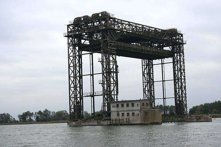 eu_de_usedom_008.jpg - Blick vom Hafen in Karnin und das Hubgerst, ein Rest der ehemaligen Eisenbahnbrcke