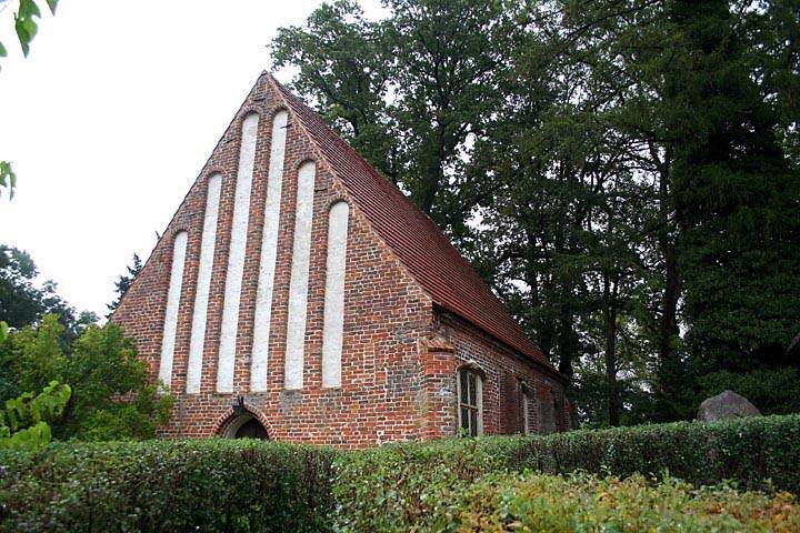 eu_de_usedom_018.jpg - Der Backsteinbau der Dorfkirche in Morgenitz ist aus dem 15. Jahrhundert