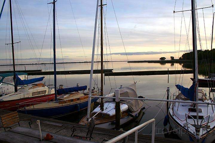 eu_de_usedom_029.jpg - Abendstimmung am Fischereihafen Netzelkow der Insel Usedom