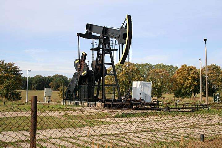 eu_de_usedom_033.jpg - Eine ausgediente Erdlfrderanlage auf dem Gnitz der Insel Usedom