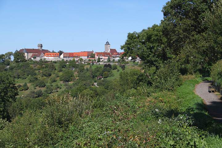 eu_de_waldenburg_001.jpg - Ein Wanderweg mit Blick auf das Schlo zu Waldenburg