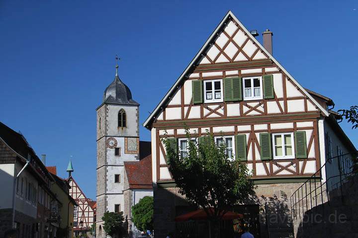 eu_de_waldenburg_005.jpg - Fachwerkhaus und Kirche in der Altstadt von Waldenburg