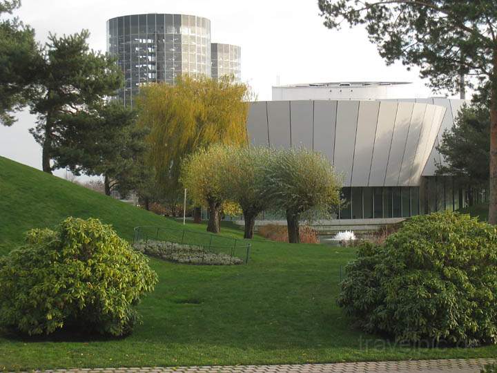 eu_de_wolfsburg_autostadt_003.jpg - Pavillons und die Autotrme in der Wolfsburger Autostadt