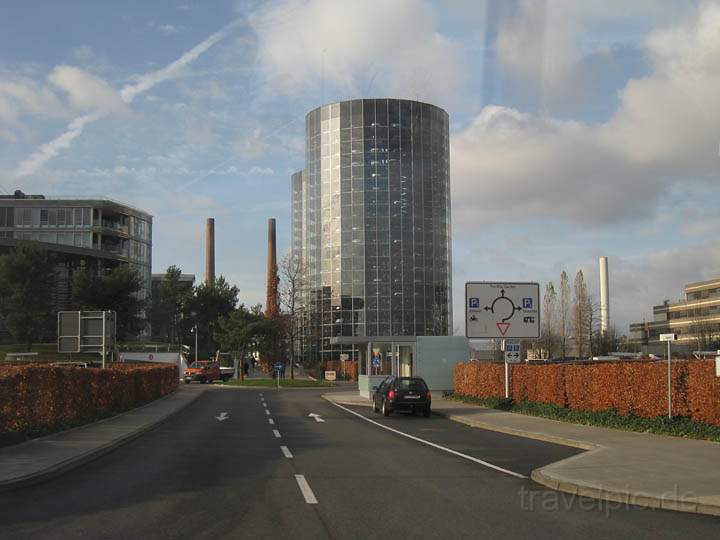 eu_de_wolfsburg_autostadt_006.jpg - Die beiden Autotrme vom Bus der Werksbesichtigung