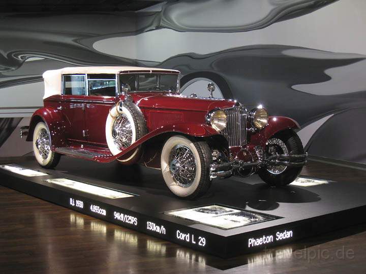 eu_de_wolfsburg_autostadt_007.jpg - Ein Phaeton Sedan im Museum der Autostadt Wolfsburg