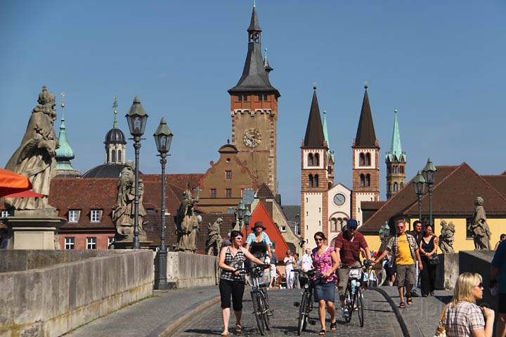 eu_de_wuerzburg_003.jpg - Auf der alten Mainbrcke in Wrzburg