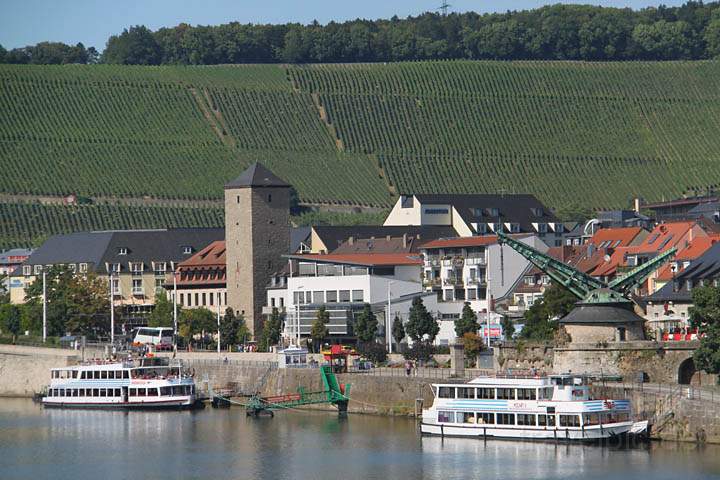 eu_de_wuerzburg_004.jpg - Der Blick am Mainkai entlang zum alten Kranen