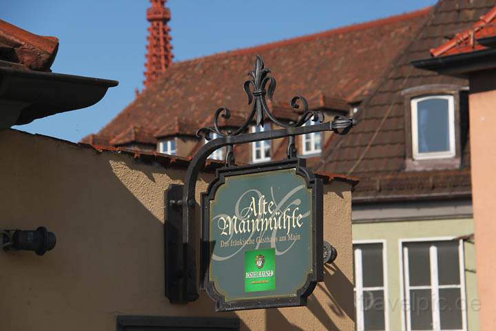 eu_de_wuerzburg_007.jpg - An der alten Mainmhle kann man mit Blick zur Burg Marienberg