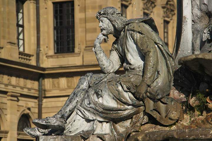 eu_de_wuerzburg_017.jpg - Eine Figur am Brunnen der Residenz von Wrzburg