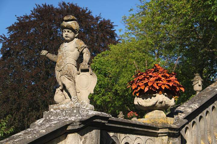 eu_de_wuerzburg_021.jpg - Ein Figur auf einer Treppe im Hofgarten