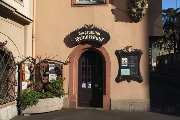 eu_de_wuerzburg_023.jpg - Das bekannte Brgerspital ldt zur Weinverkstigung ein