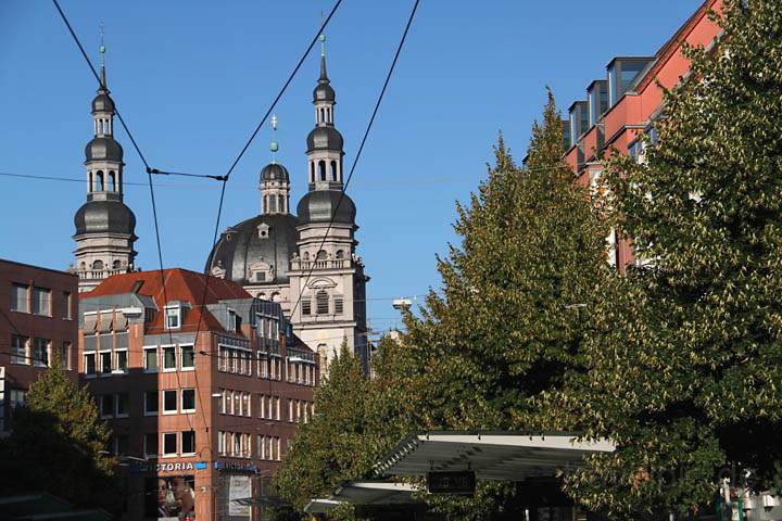 eu_de_wuerzburg_025.jpg - Blick die Heinestrae entlang auf das Kollegiatstift Haug