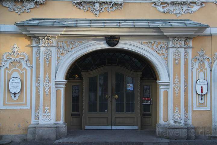 eu_de_wuerzburg_026.jpg - Blick auf das Eingangstor der Stadtbcherei und Touristeninfo am Markt