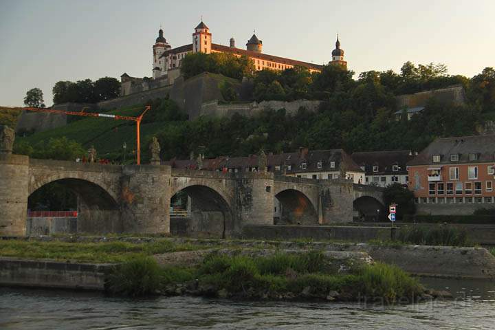 eu_de_wuerzburg_030.jpg - Blick von der Innenstadt von Wrzburg auf die Festung Marienberg