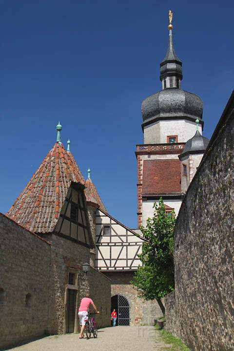 eu_de_wuerzburg_marienberg_005.jpg - Ein Weg am ueren Rand der Festung Marienburg